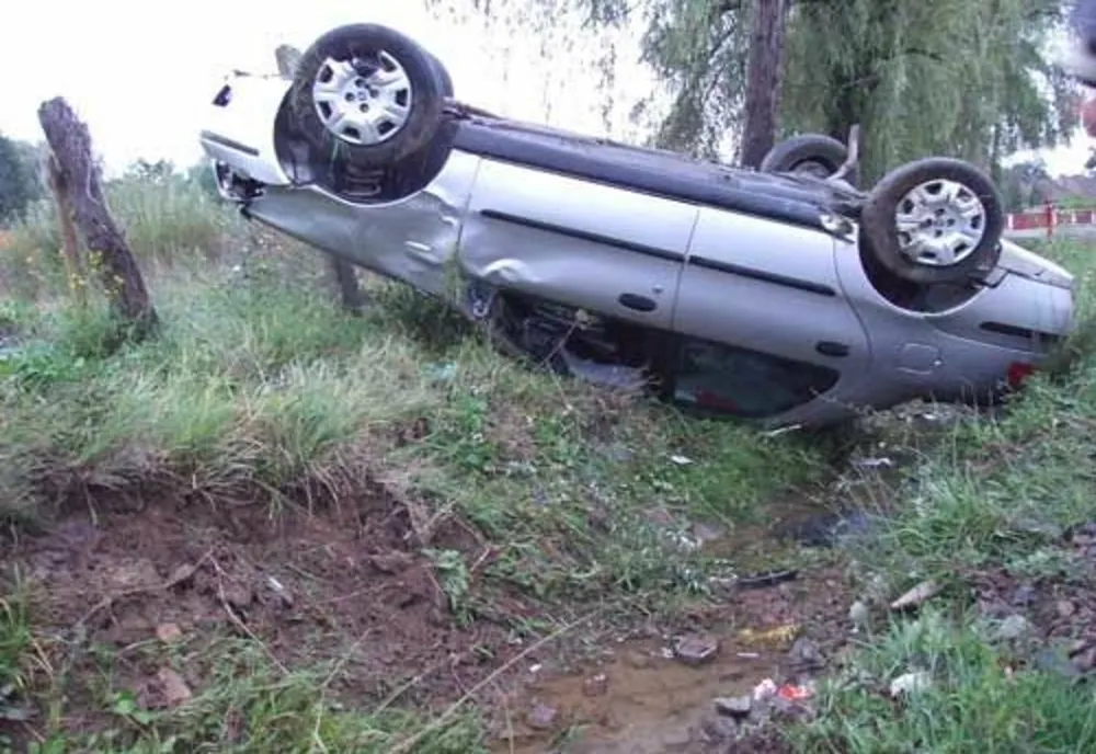 A pierdut controlul volanului și s-a răsturnat cu mașina