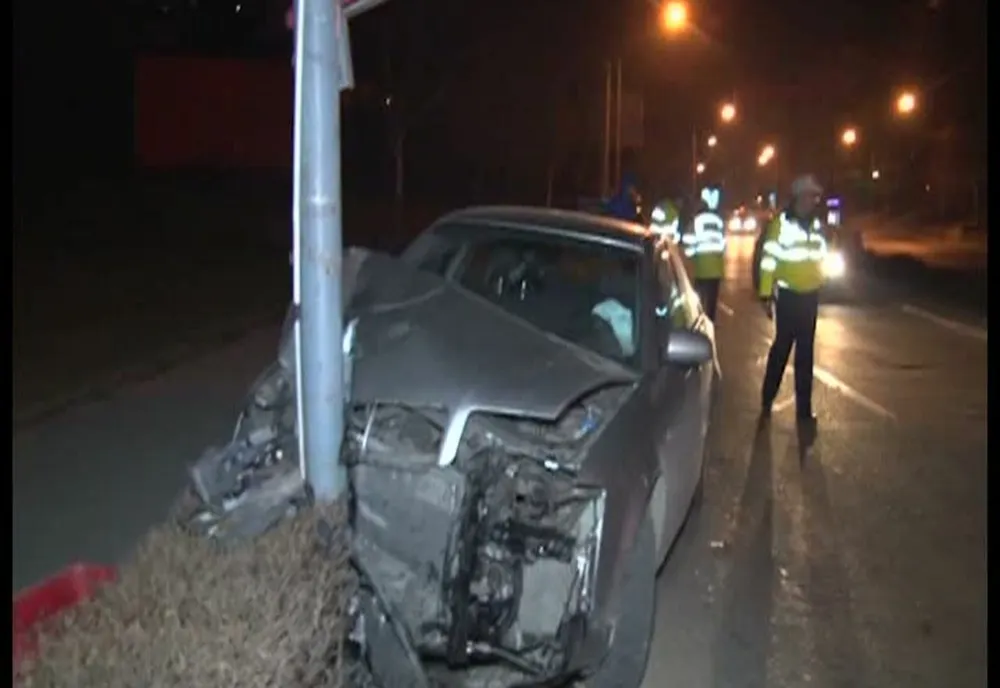 Un șofer sub influența alcoolului a intrat cu mașina într-un stâlp de electricitate