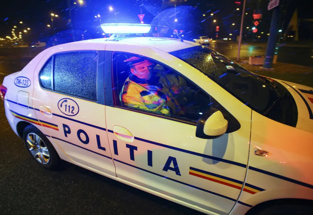 Nu a putut prezenta permisul de conducere și s-a ales cu dosar penal