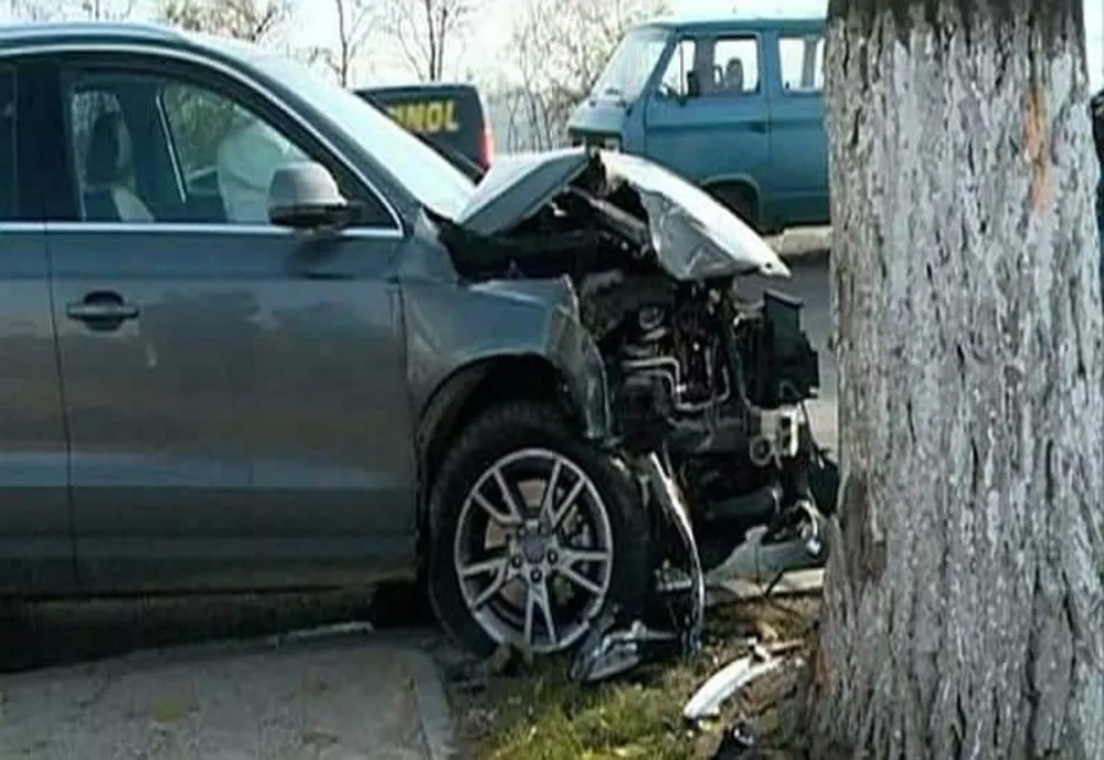 A fugit de polițiști și s-a oprit cu mașina într-un copac