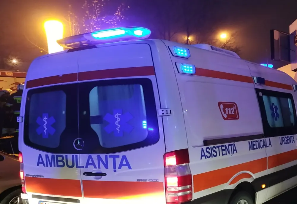 A intrat cu mașina într-un mal de pământ și a ajuns la spital împreună cu prietenul său