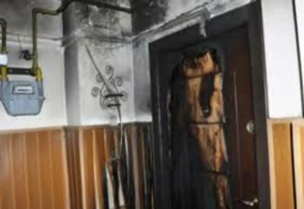 Ușile unor apartamente din Galați, incendiate vineri seara