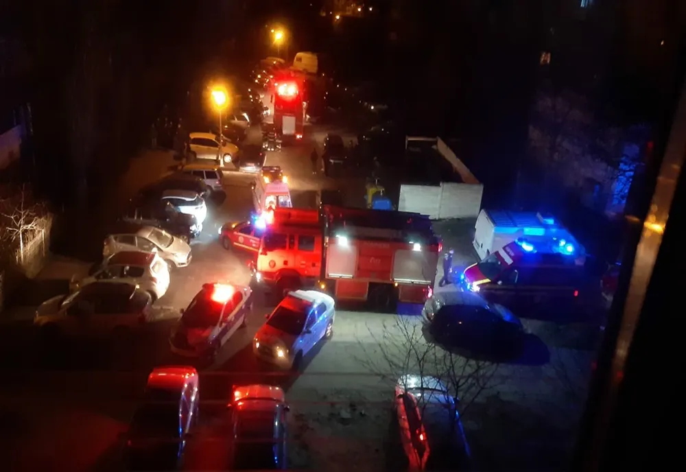 Bărbatul care a incendiat ușile de acces a două apartamente a fost arestat preventiv