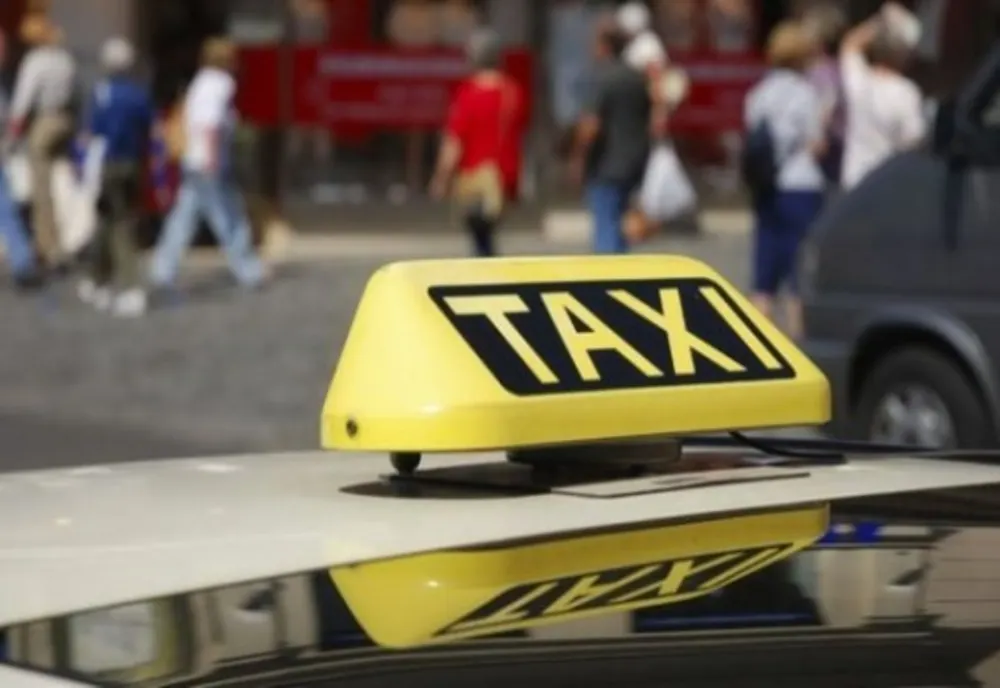 Un taximetrist a agresat doi tineri care se plimbau cu trotineta
