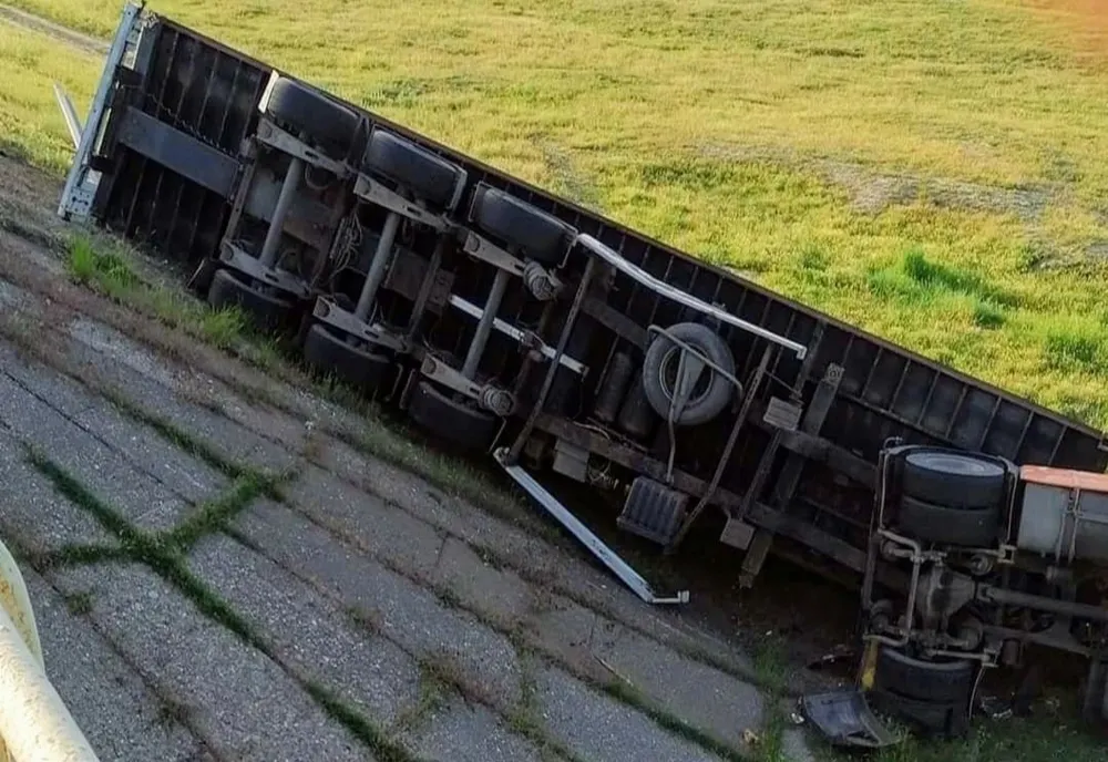 Un TIR s-a răsturnat la ieșirea din Piscu după ce i-a explodat cauciucul din stânga spate