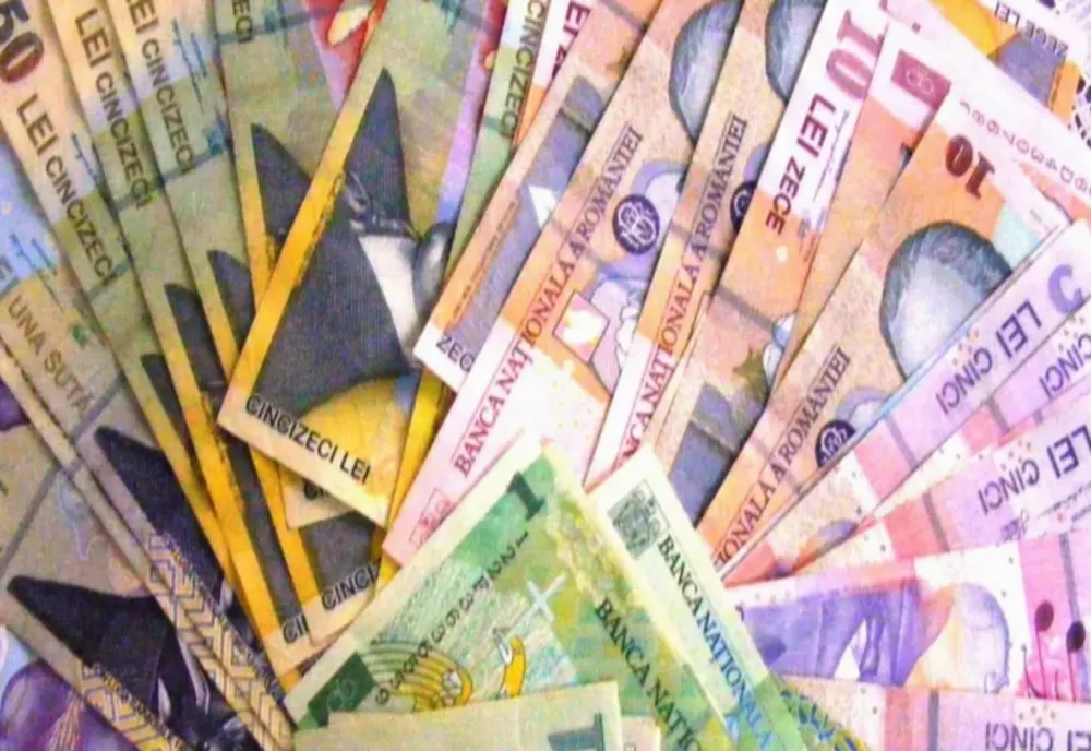 A reclamat că i s-au furat banii din mașină, dar de fapt el era cel care și-i însușise