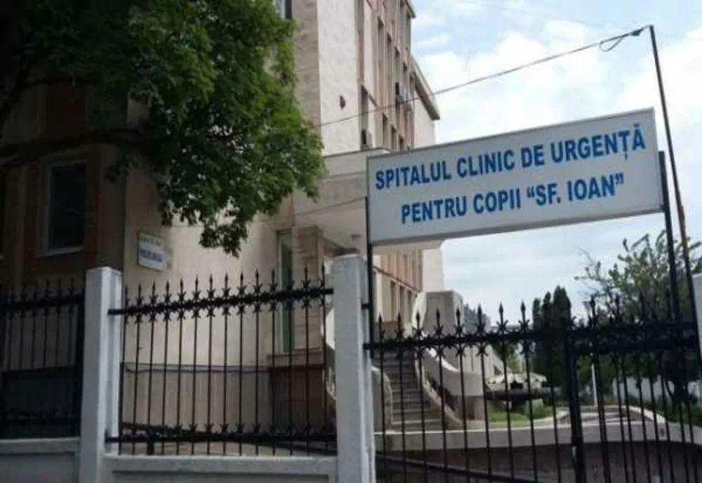 Bebeluș lovit în timpul somnului de tatăl său
