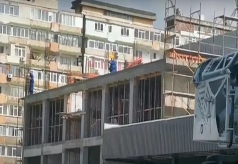 Unui muncitor care lucra pe schelă la fațada Spitalului Județean i s-a făcut rău