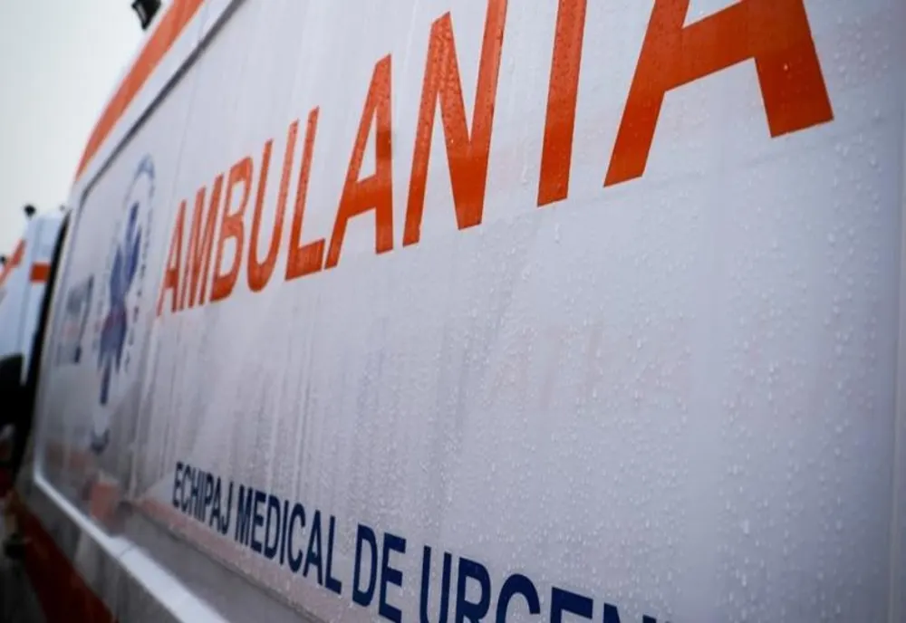 Accidentată de un autoturism în timp ce traversa strada prin loc nemarcat
