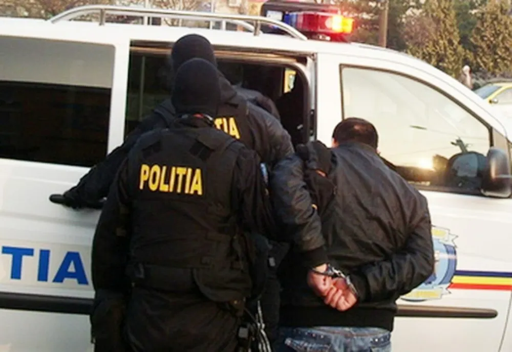 Au aruncat cu recipiente inflamabile în locuința unui prieten de pahar