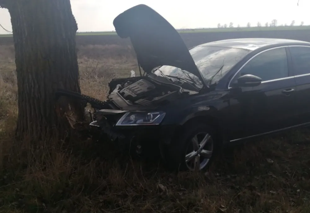 Reținut pentru 24 de ore după ce, băut fiind, a intrat cu mașina într-un copac