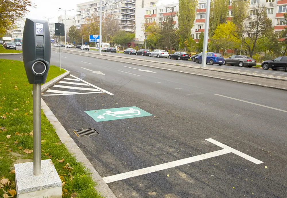 Stații pentru încărcarea mașinilor electrice pe străzile Siderurgiștilor și 1 Decembrie 1918