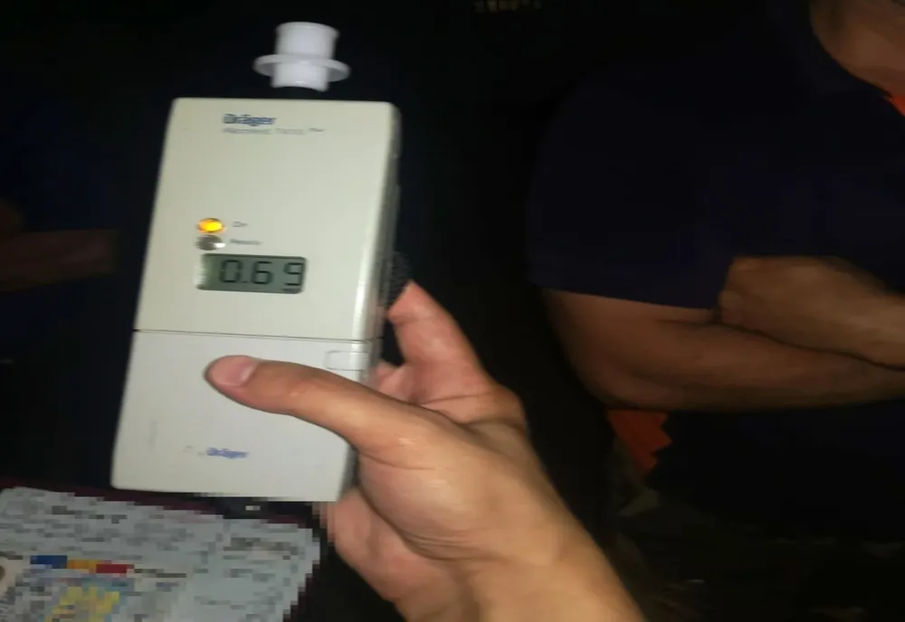 Un șofer băut s-a răzbunat tot pe autoturismul parcat pe care l-a lovit