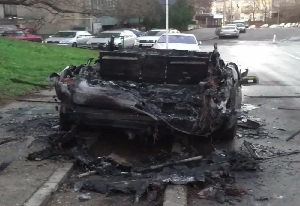 Un autoturism a ars aproape în totalitate, luni noaptea