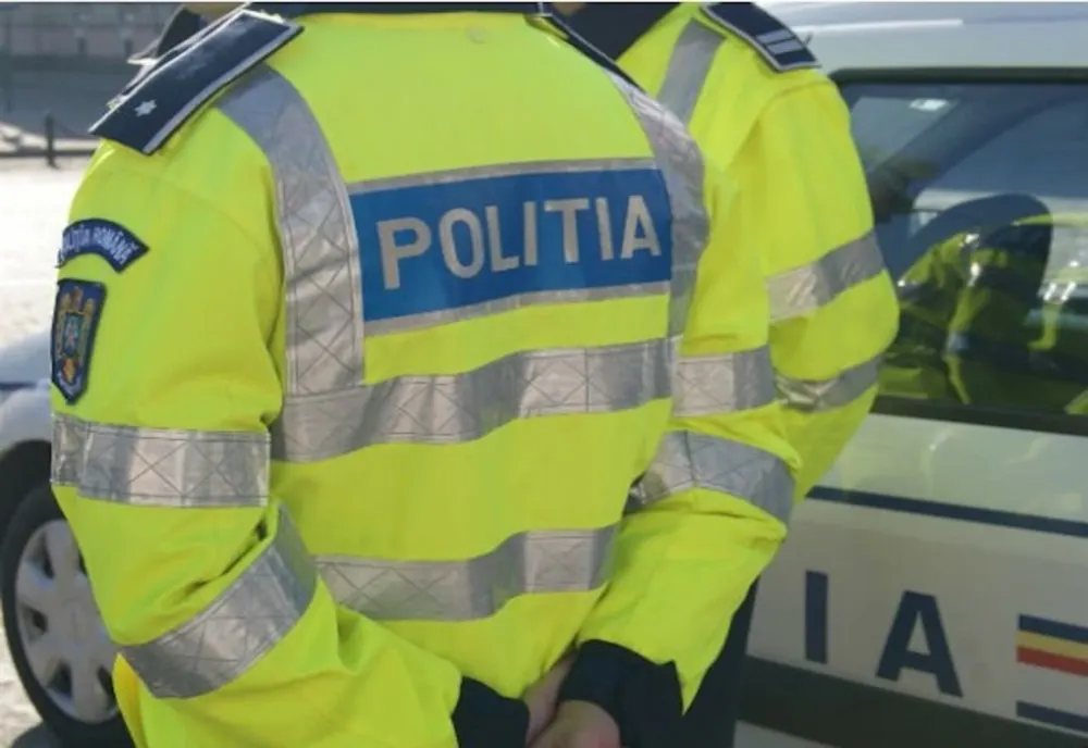 A intrat cu mașina în zidul unui imobil