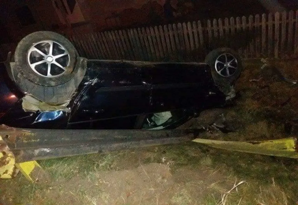 S-au răsturnat cu autoturismul și au plecat de la locul accidentului