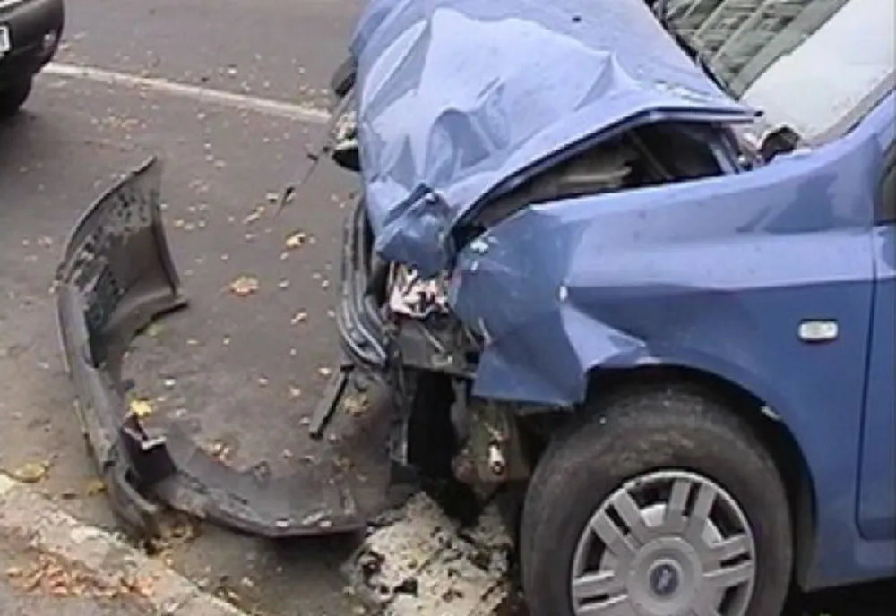 Tamponare între două vehicule pe strada 1 Decembrie 1918 din municipiul Tecuci