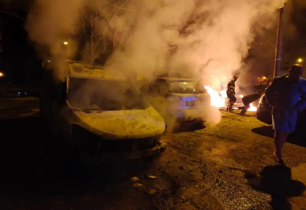 Mașini incendiate în parcarea unui bloc din municipiul Galați