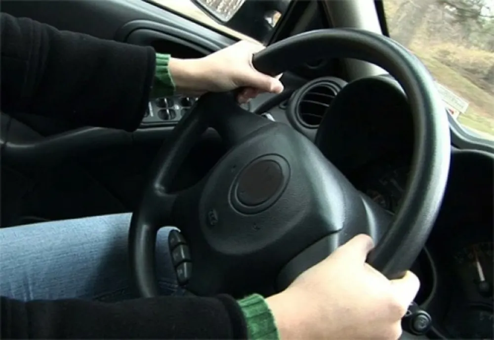 Un adolescent de 16 ani a furat mașina mătușii să se plimbe prin comuna Buciumeni