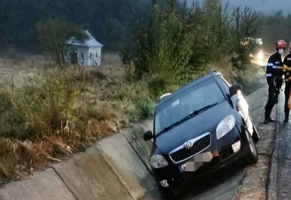 Un șofer băut a ajuns cu mașina în șanț