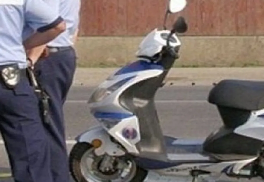 Un bărbat de 68 de ani, fără permis, a intrat cu mopedul într-un autoturism