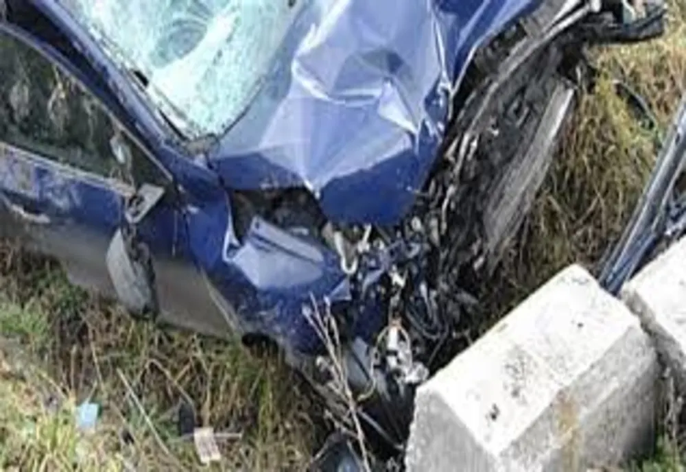 O șoferiță de 25 de ani a intrat cu mașina într-un cap de pod  