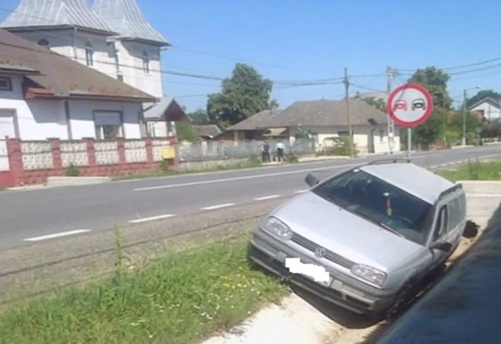 Rupt de beat a intrat cu mașina în șanțul de pe marginea drumului