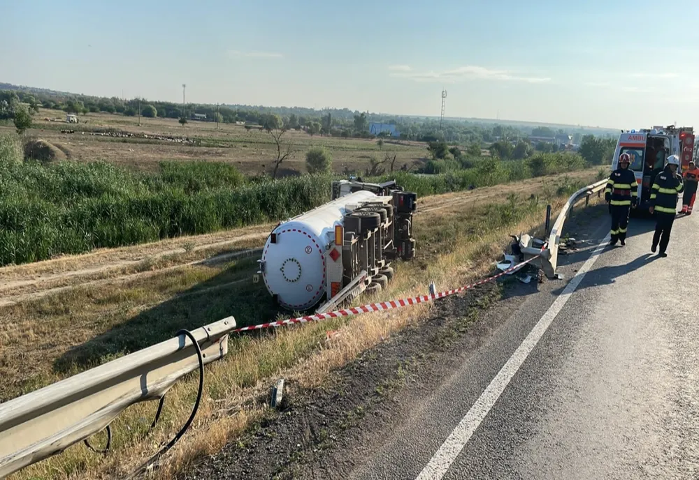 Cisternă încărcată cu GPL, răsturnată pe E 87, la ieșirea din țară, în punctul de trecere a frontierei Galați Rutier