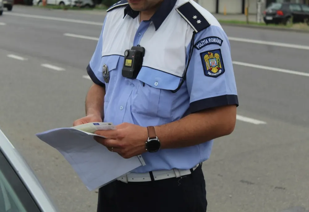 Amendat cu 5000 de lei și cu plăcuțele de înmatriculare reținute de polițiști