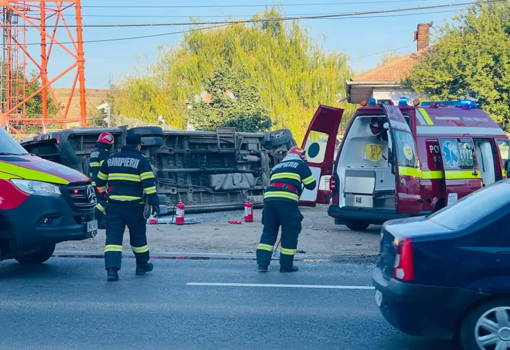 15 persoane rănite după ce un TIR condus de un cetățean din Republica Moldova a intrat într-un microbuz
