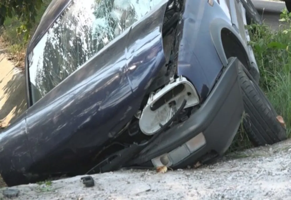 A intrat cu mașina într-un cap de pod, dar fiind băut nu s-a prezentat la Poliție