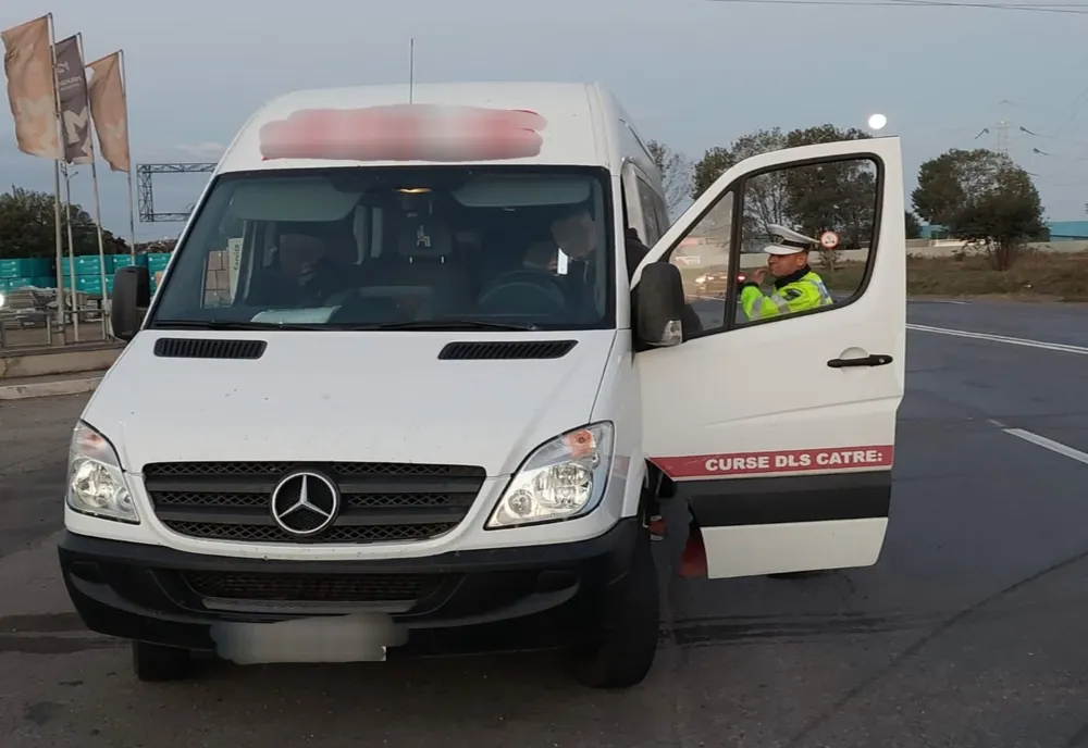 Foto: Acțiuni ale polițiștilor rutieri gălățeni pentru verificarea legalității transportului de persoane, inclusiv al transportului elevilor