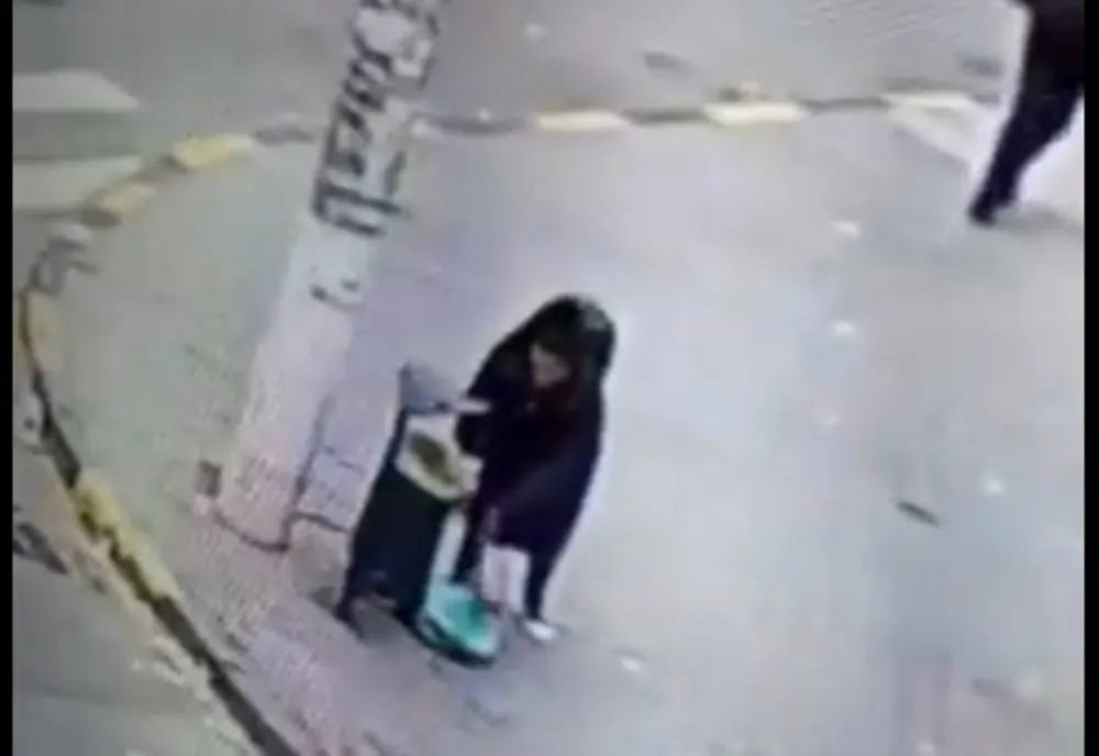 Video: Amendată cu 800 lei pentru că a lăsat sacii de gunoi pe stradă 