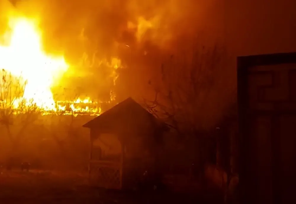 Incendiul de la Hanu Vânătorului de pe DN 26, în Vânători, judeţul Galaţi, a pornit de la un scurtcircuit la o ladă frigorifică