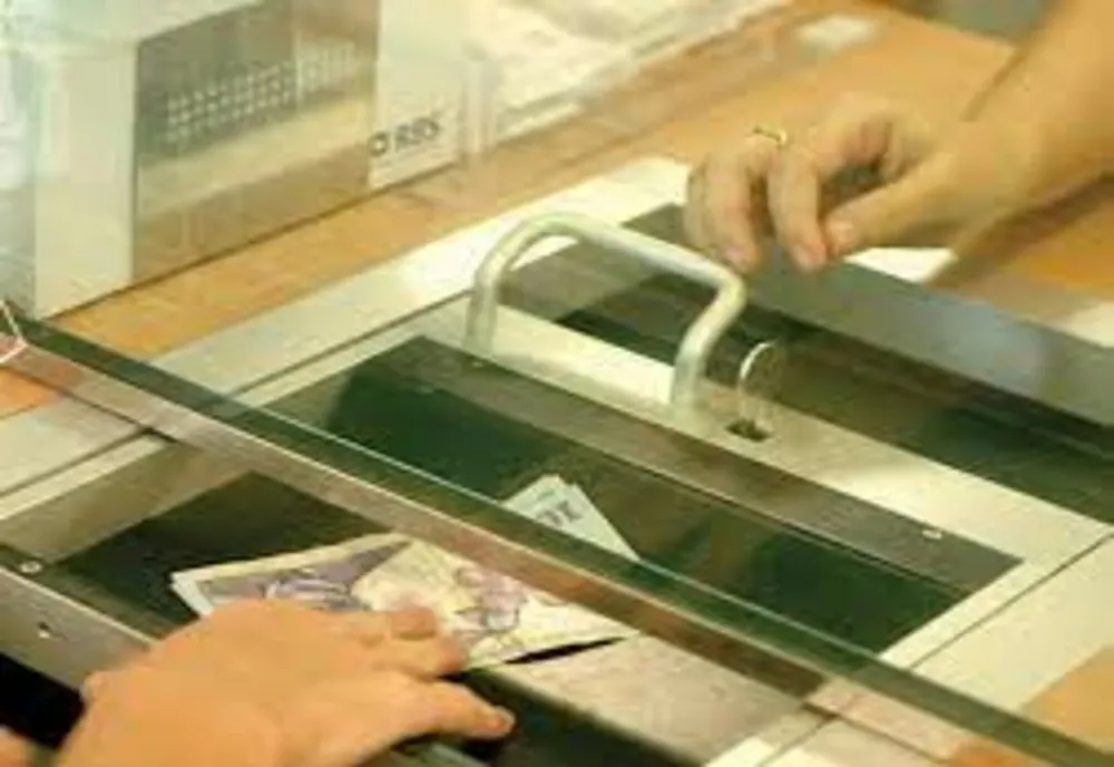 Gălățeancă reținută de polițiști după ce a băgubit mai mulți clienți ai unei instituții bancare