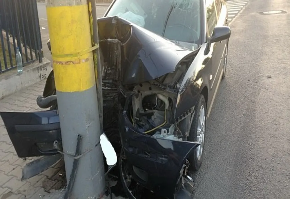 Identificat de polițiștii locali tecuceni după ce ar fi lovit un stâlp din beton pe care era amplasat semaforul electric