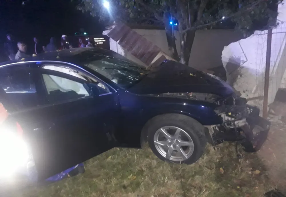 Un gălățean sub influența alcoolului a intrat cu mașina într-un gard