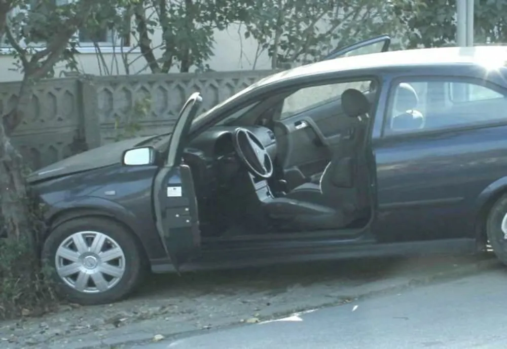 Un tânăr tecucean, aflat sub influența alcoolului, a intrat cu mașina în gardul unui imobil de pe raza comunei Matca 
