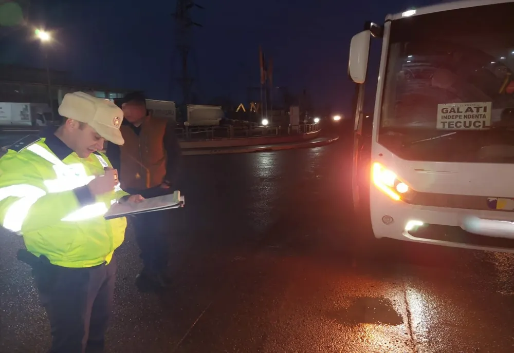 Șofer care efectua transport de persoane sancționat pentru că nu avea introdusă cartela tahografică și nu eliberase bilete de călătorie