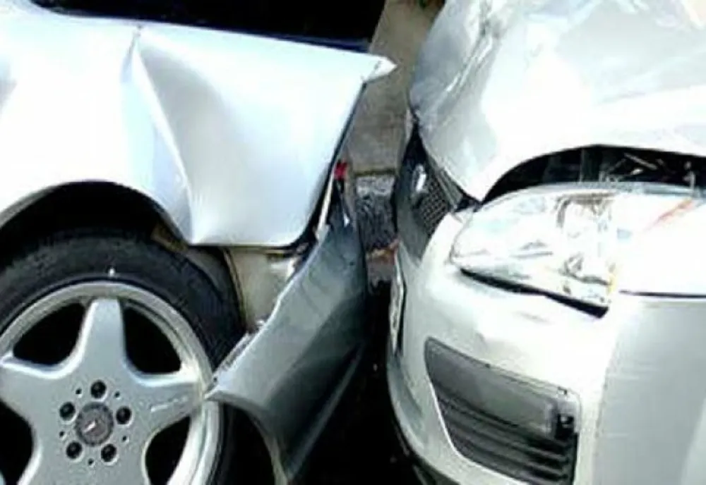 Un șofer de cetățenie sârbă, băut la volan, n-a păstrat distanța față de mașina din fața sa și a a intrat în aceasta 