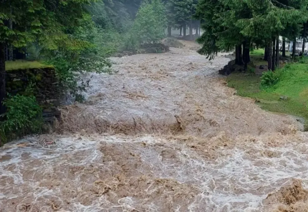 Hidrologii prelungesc Codul Portocaliu și Codul Galben de inundații până luni. HARTA