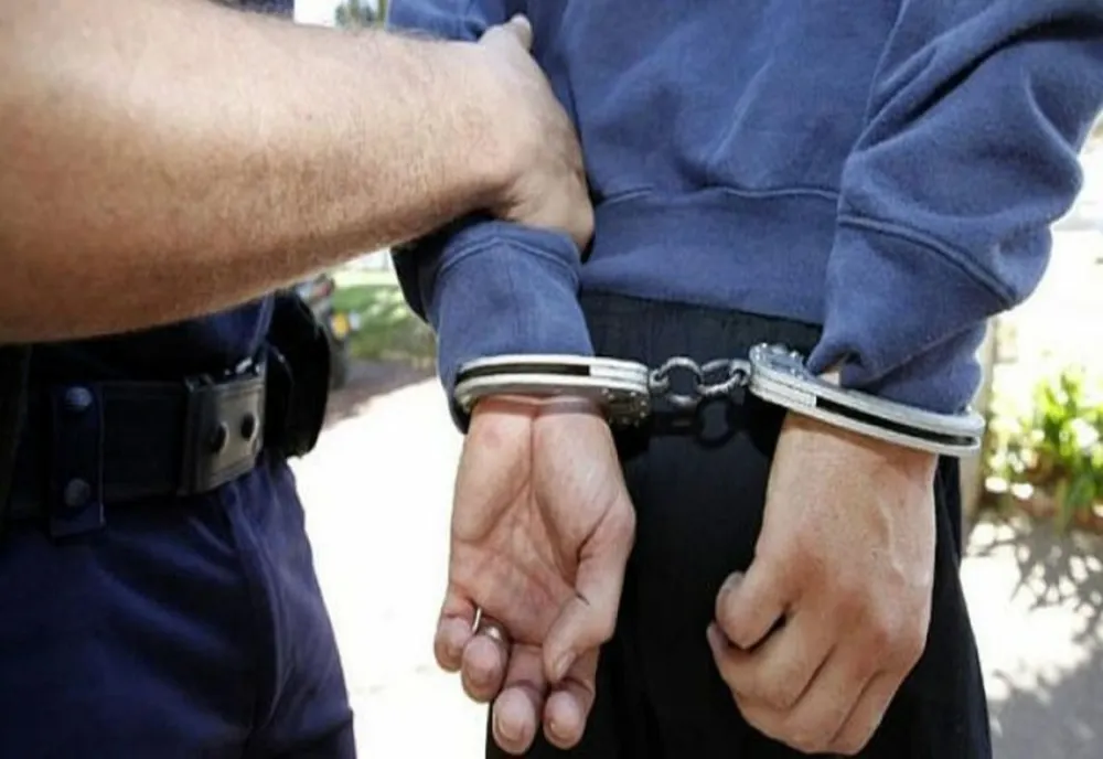 Încătușat după ce a fugit pe un câmp de polițiștii care l-au urmărit
