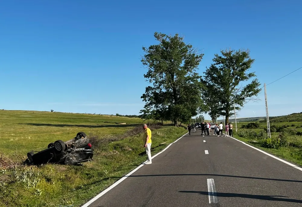 A pierdut controlul volanului și s-a răsturnat cu autoturismul pe DN 24D