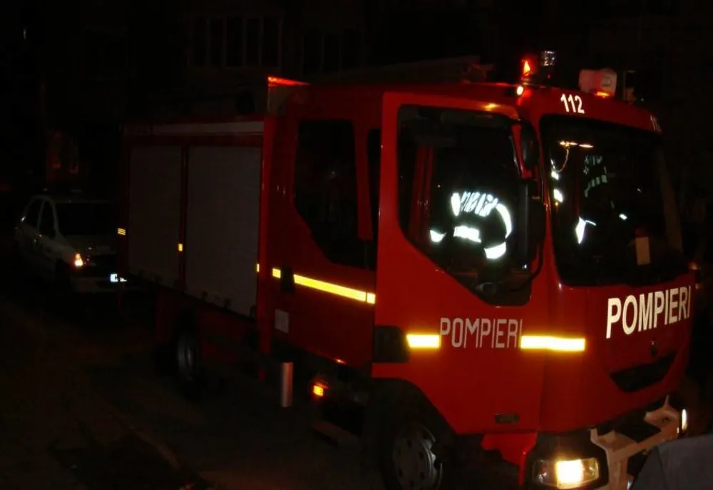 Autoutilitară incendiată intenționat azi noapte în satul Tălpigi, comuna Ghidigeni, din județul Galați. Incendiul s-a extins și la locuința proprietarului