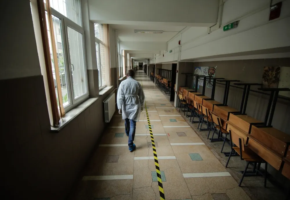 Elevi de liceu, ridicați de mascați în timpul orelor de curs!