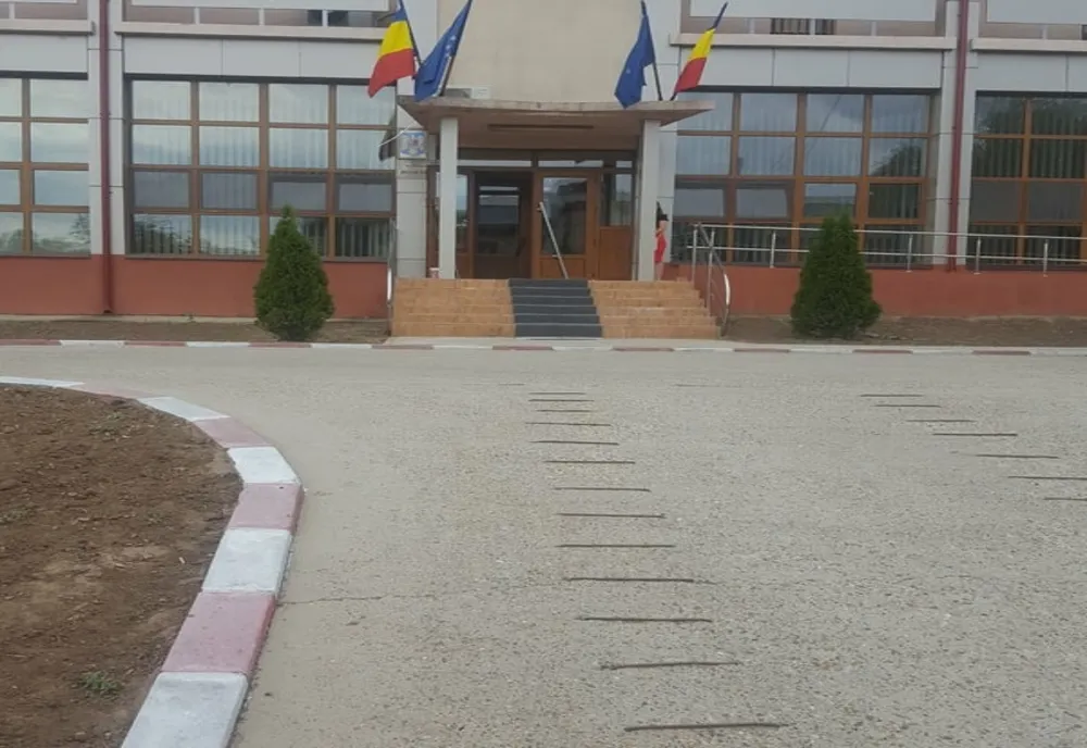 A spart un geam cu intenția de a pătrunde în imobil, când a fost surprins de proprietar. A fost dispus arestul la domiciliu