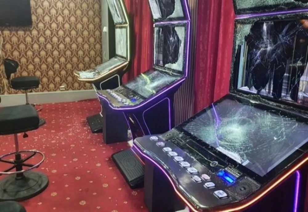 A pierdut banii la păcănele și apoi a furat banii din sertarul unde se țineau încasările