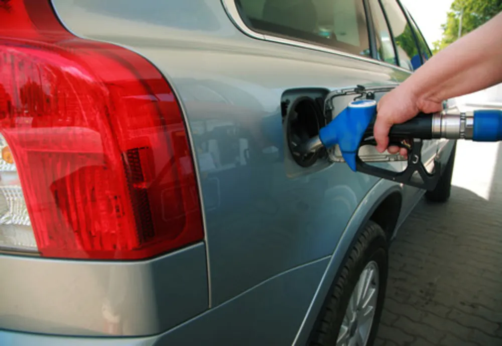 S-a deplasat la stația peco cu un autoturism căruia i-a aplicat numerele de înmatriculare de la un alt autovehicul, iar după ce a alimentat cu combustibil, a plecat fără să achite contravaloarea acestuia