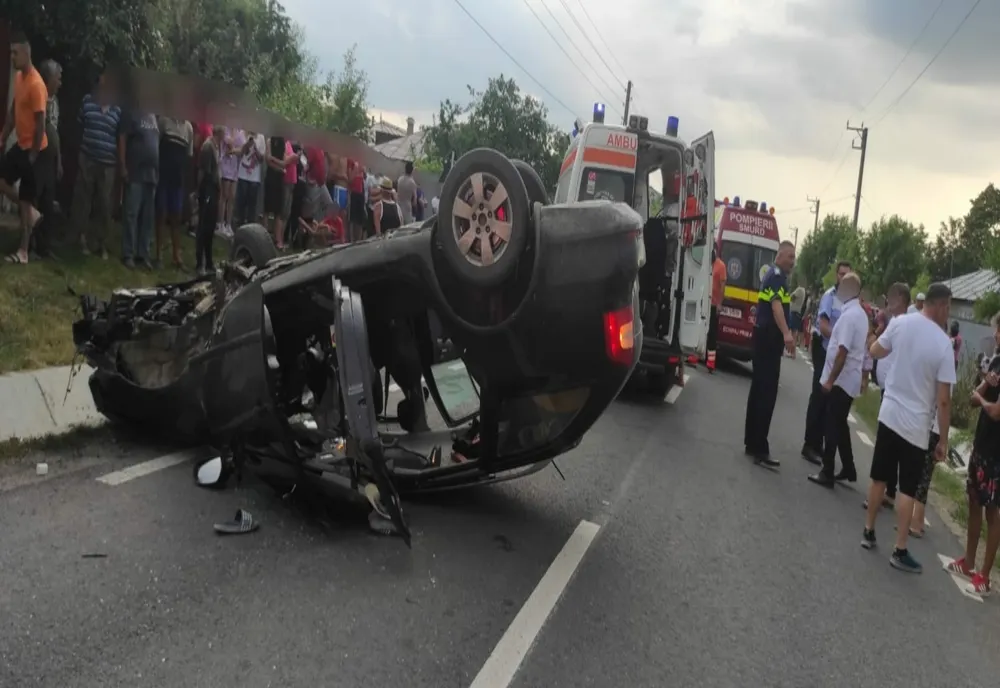 Foto: Nu a adaptat viteza la condițiile de drum și ar fi pierdut controlul volanului lovind un cap de pod. Mașina s-a răsturnat și 5 persoane au fost rănite