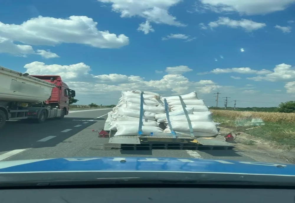 Șoferul unui autoturism cu o semiremorcă fără obloane încărcată cu saci, sancționat de polițiștii Secției 6 Poliție Rurală Tecuci – Postul de Poliție Movileni